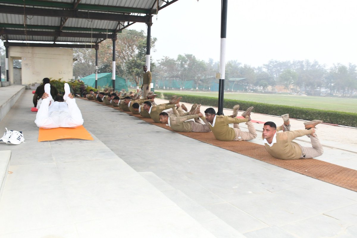 9BnSSB_INDIA's tweet photo. “सशक्त शरीर, सुदृढ़ सीमा।”
09 वीं वाहिनी सशस्त्र सीमा बल बलरामपुर के जवानों द्वारा किया जा रहा नियमित शारीरिक व्यायाम।
#SSB_INDIA
#SSBFTRLUCKNOW
#SSBSHQGKP
#FitForce
#MorningExercise
#HealthyForce
#SeemaSuraksha
#BorderSecurity
#NationFirst
#ServingNation https://t.co/cY6v4KZWQq