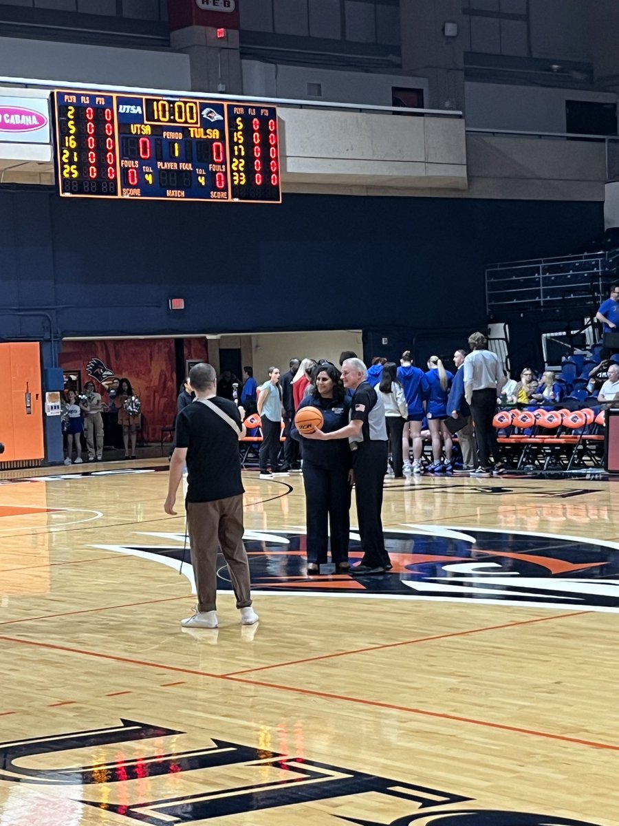 DrSukeshiArora's tweet photo. Raising colon cancer screening awareness at the @UTSA women's basketball game with @MatheusFrancoMD &amp; @RajatGargMD. @mayscancer @UTHealthGastro @UTHealthSA #coloncancerawarenessmonth #wearblue https://t.co/pqVayideaE