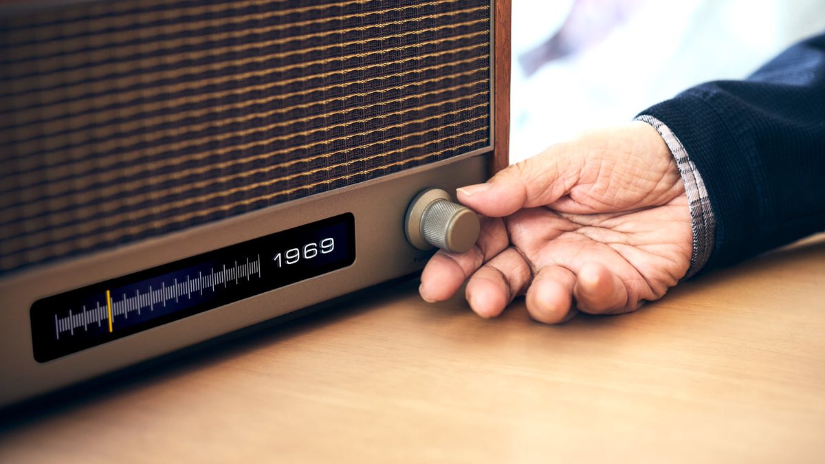 PRBANK___'s tweet photo. ダイヤルを西暦に合わせると、その年のニュースとヒット曲が流れるAIラジオ📻

TBWA HAKUHODOが「RADIO TIME MACHINE」を発表。
懐かしい記憶を呼び起こし、高齢者のウェルビーイングや介護現場のコミュニケーション創出を目指す取り組み。

ニチイ学館の施設で検証したところ笑顔が8.7%増加。北里大学と共同研究。PRのお手本過ぎて書籍化して欲しいレベル。

1️⃣認知症というデッカい社会課題
2️⃣AIというトレンドワード
3️⃣協業による社会実装
4️⃣開発ストーリー
5️⃣洗練されたクリエイティブ

もう完璧。

WBSでは「タイムマシンラジオ」として紹介されてました👀