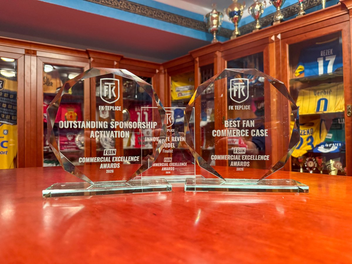 Kovi20's tweet image. Tak už jsou doma. 🏆
Nebo tedy spíš vystavené u nás v síni slávy na Stínadlech.

Dvě ceny z FBIN Commercial Excellence Awards 2026 už mají své místo mezi klubovou historií, takže až někdo půjdete na naší stadium tour, tak koukejte i po nich 😇 

#FKTeplice #FBIN #FootballBusiness
