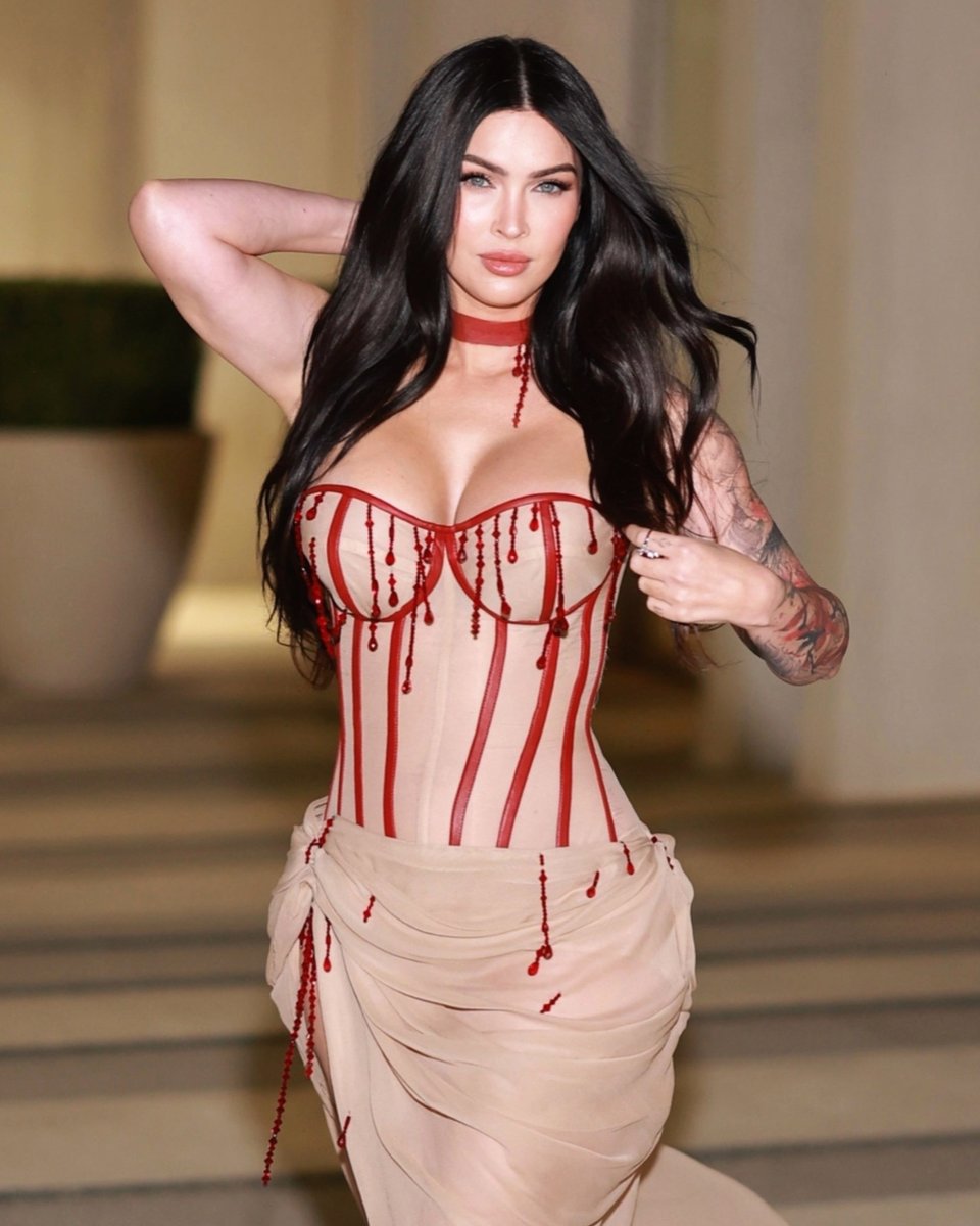 sirencrave's tweet photo. megan fox on this day https://t.co/uB5C3iRE78