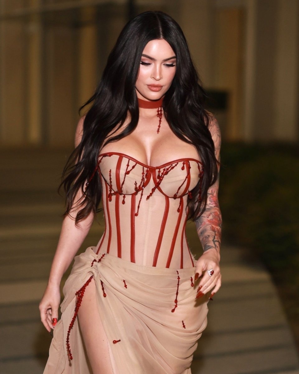 sirencrave's tweet photo. megan fox on this day https://t.co/uB5C3iRE78