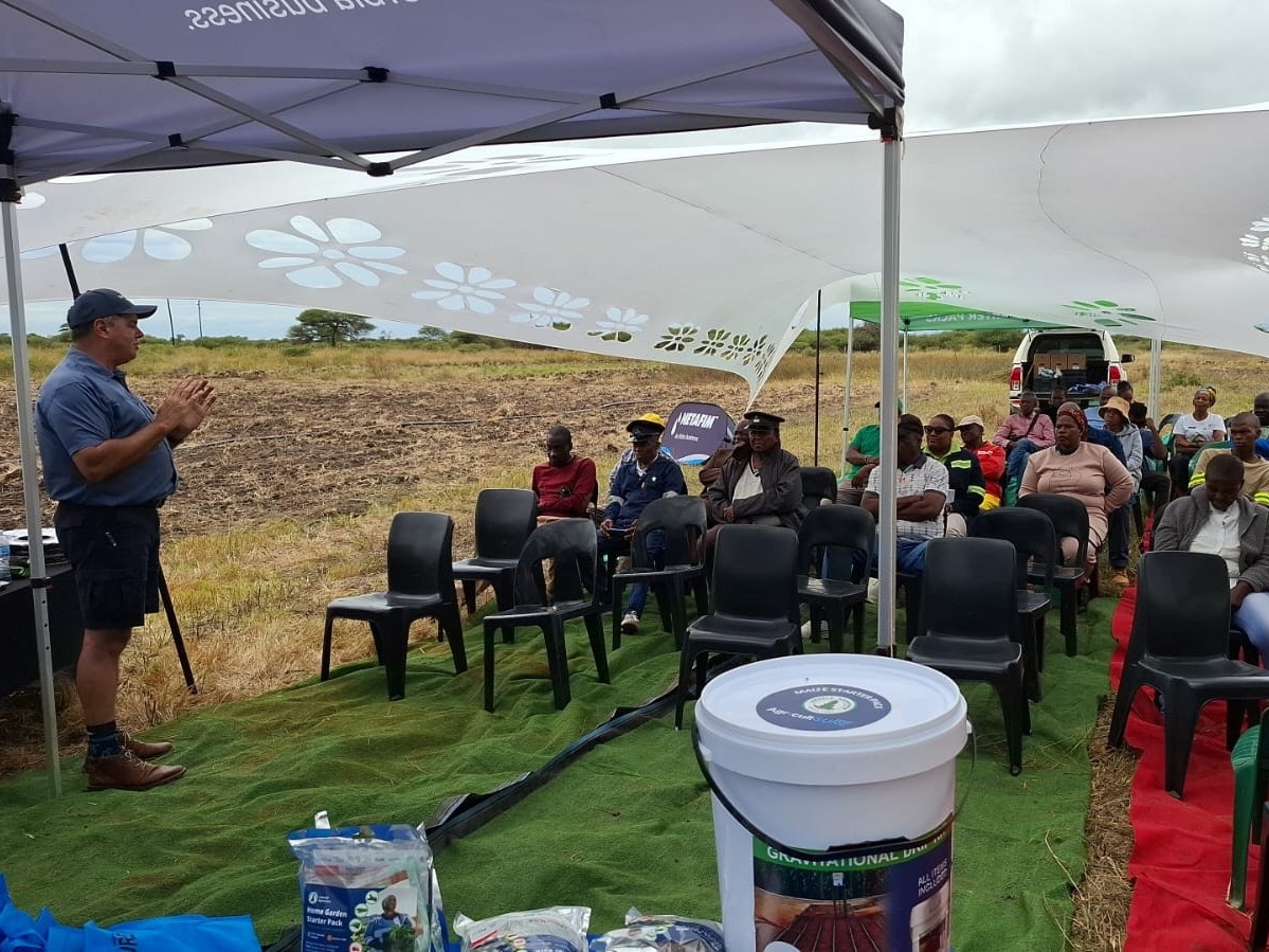 NetafimSA1's tweet photo. Farmers from Tladistad gathered today for a Netafim Farmer's Day. The focus under discussion was the profitability of farming for small-scale farmers. Representatives from Netafim & Agricultsure shared valuable knowledge about efficient farming methods.
#growmorewithless https://t.co/BKfe0yXSE5