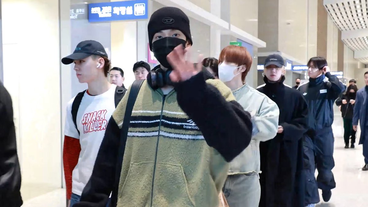 wonubliss's tweet photo. safe skies, seventeen! ✈️🤍 https://t.co/7GsMGBUE9a