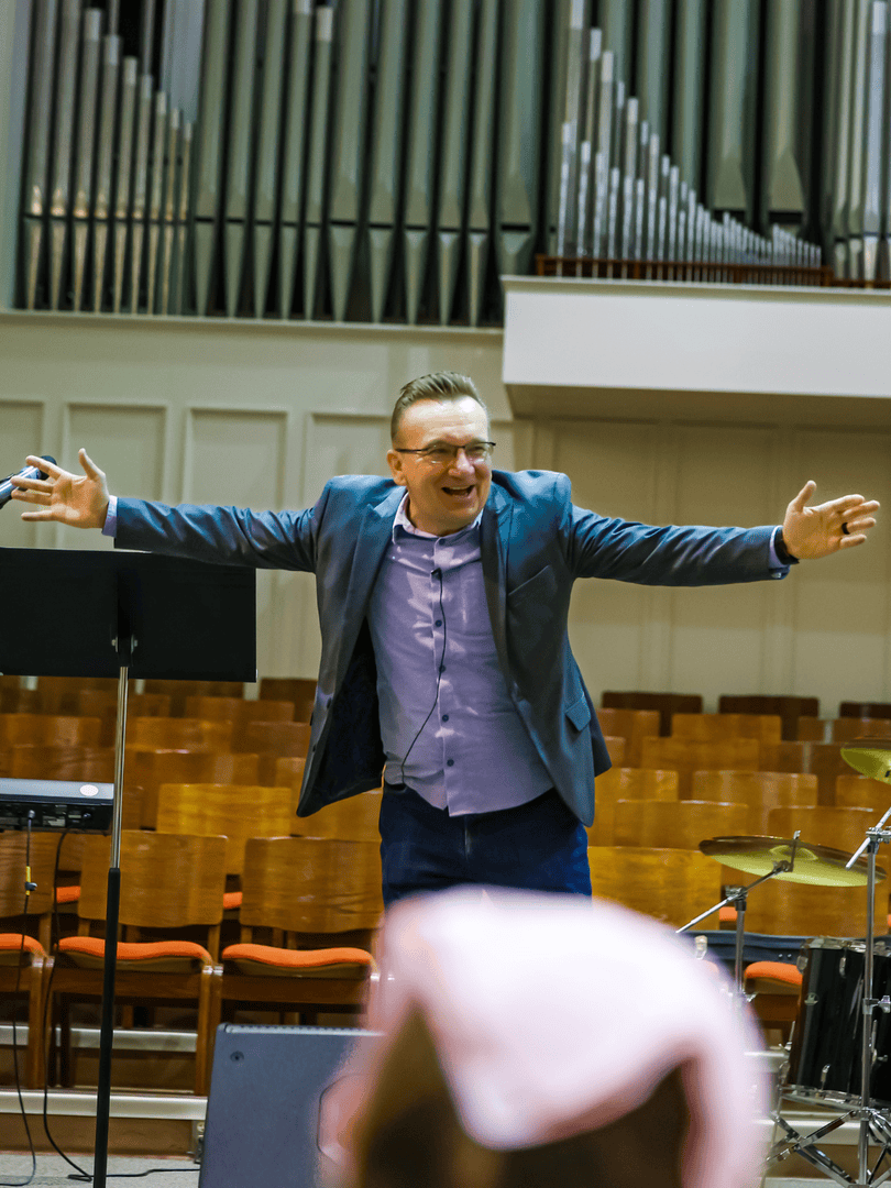 BrewtonParker's tweet photo. Tuesday’s Chapel | Boasting in the Cross ✝️
This week Dr. Jake Roudkovski reminded our campus of Galatians 6:14. The cross is the foundation of our hope and the center of our faith. May we never move past it, but live each day transformed by what Christ has done for us. https://t.co/3thD4NK2jo