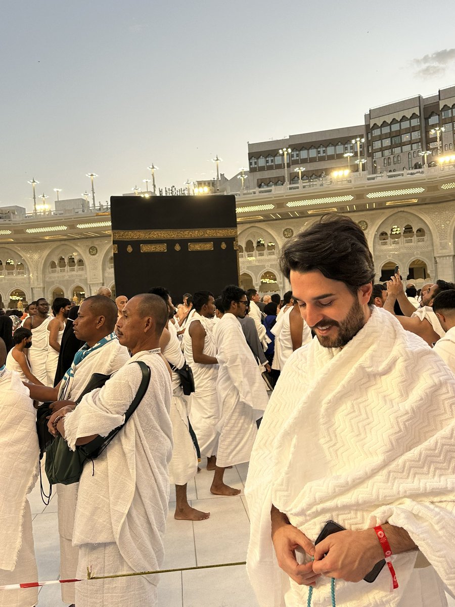 Mü’minlerden öyle yiğit adamlar vardır ki, Allah’a verdikleri söze sâdık kaldılar. İçlerinden bir kısmı verdikleri sözü yerine getirmiştir. Bir kısmı da beklemektedir. Verdikleri sözü asla değiştirmemişlerdir. (Ahzab Sûresi, 23)