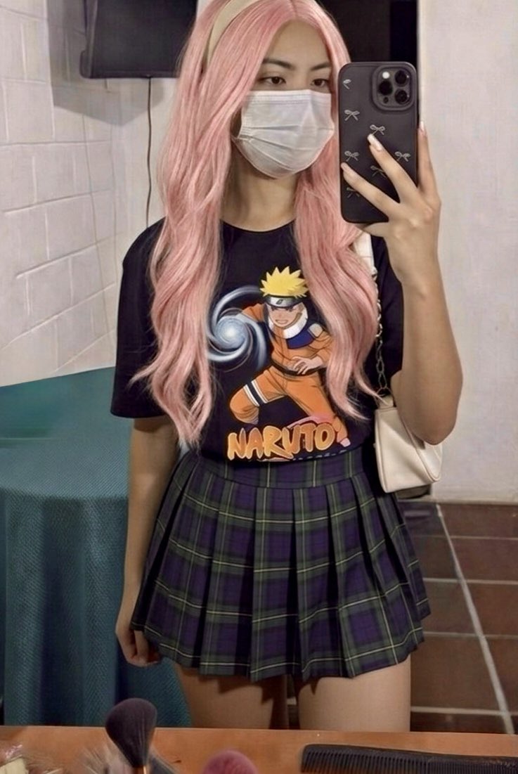 IrisCruz280290's tweet photo. Ni los ninjas de la Aldea de la Hoja tienen tanto estilo 🍥🌸. Hoy toca sacar mi lado más otaku con este toque rosa. ¡De veras! ✨

#Iris #CosplayIris #NarutoStyle #OtakuLife #AnimeFashion https://t.co/aMekQr8N9d
