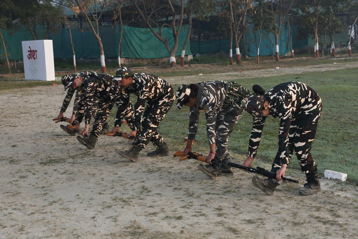 9BnSSB_INDIA's tweet photo. जवानों द्वारा वेपन के साथ स्ट्रेंथनिंग अभ्यास। 
इस अभ्यास के माध्यम से जवानों ने शारीरिक क्षमता, संतुलन, सहनशक्ति तथा हथियारों के साथ समन्वय को और अधिक सुदृढ़ किया।
#SSB_INDIA
#SSBFTRLUCKNOW
#SSBSHQGKP
#CombatTraining
#WeaponTraining
#FitForce
#OperationalReadiness
#SeemaSuraksha https://t.co/y0I1c2S445