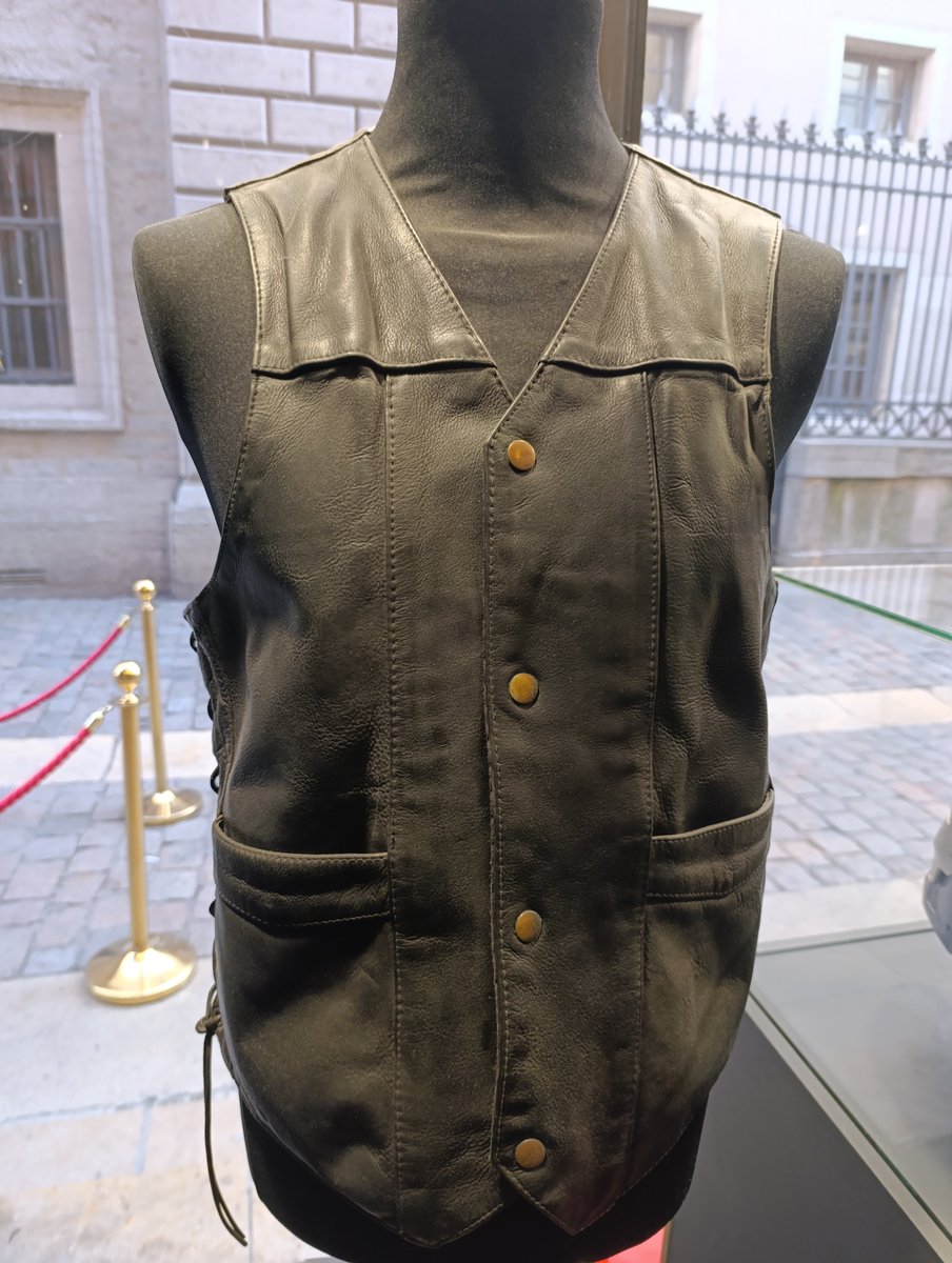 tinybbhfan's tweet photo. The original #DARYLDIXON jacket in the city of Lyon, France 🧟🧟 

#THEWALKINGDEAD #TWD #TWDU https://t.co/vNyJNejC3C