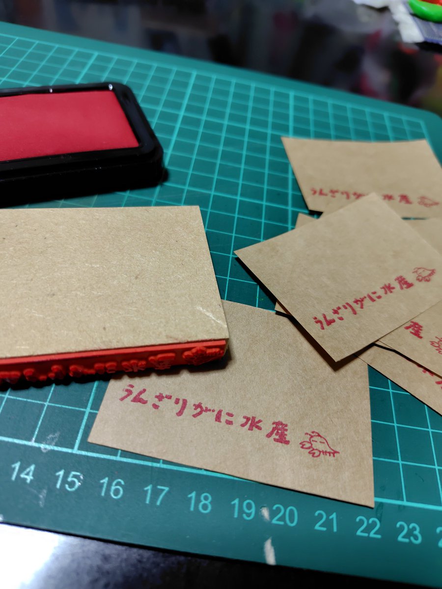 ステッカー等に使うヘッダー用紙をひたすら作るという気が遠くなる作業をしています。