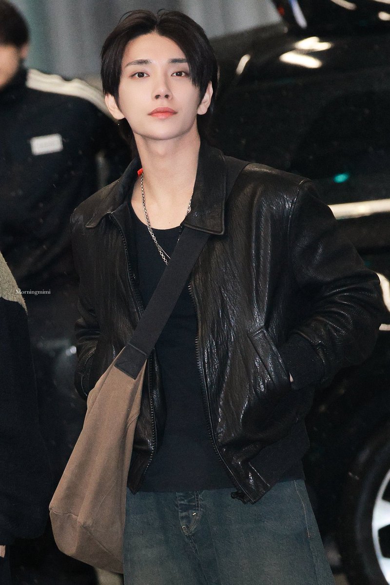 kayanya 80% joshushushu lebih suka joshua undercut, TAPI ADA GAK YA YANG SEBARISAN SAMA GUE YAITU PECINTA JOSHUA GONDRONG??????? 😭😭😭😭😭😭😭 please joshua gondrong + black hair masih jadi tahta tertinggi gue sejak bro &amp; marble era 😭