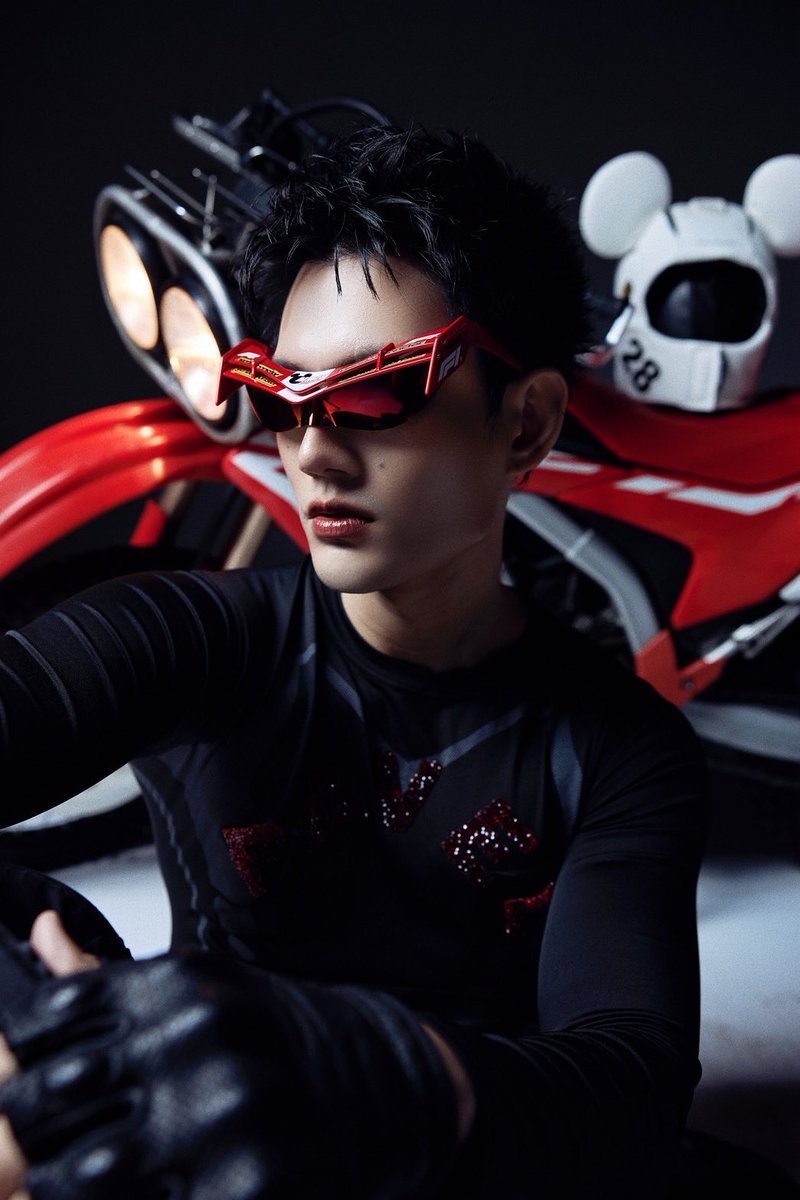 Pavel, 'Gentle Monster' markası için kamera karşısına geçti!

#pavelphoom 
#GENTLEMONSTER2026 
#GentleMonster