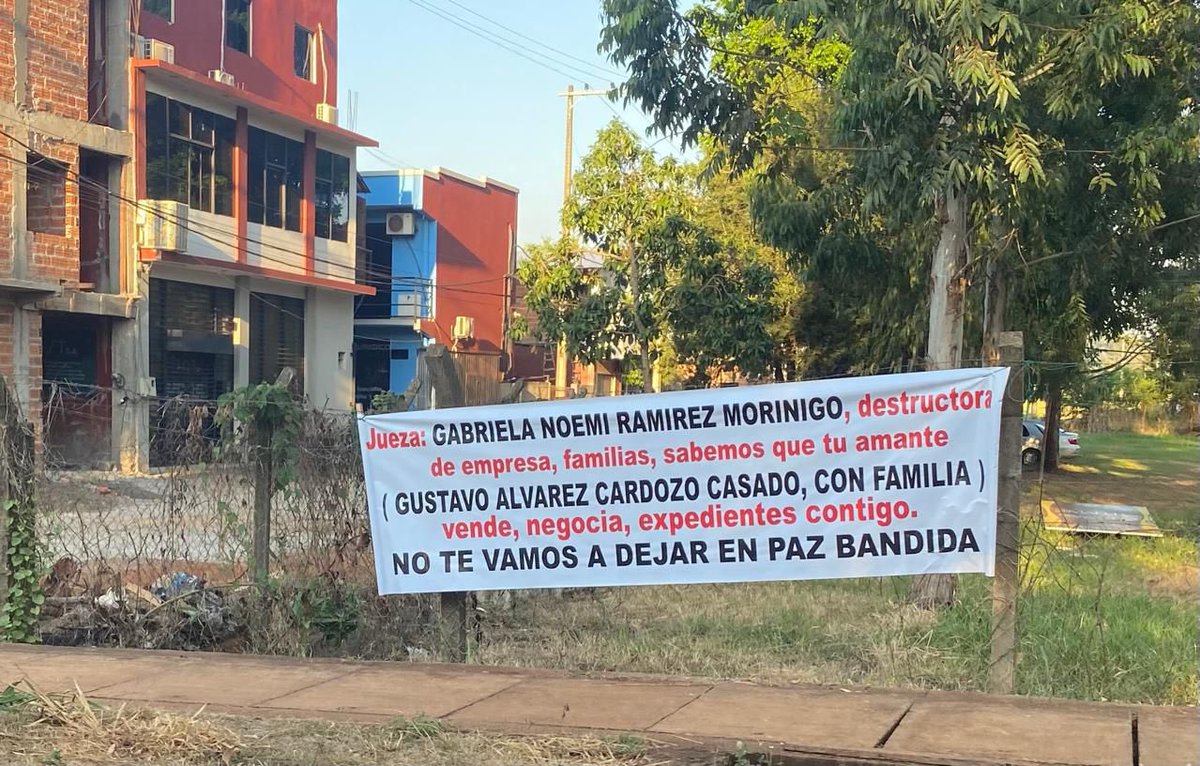 LaRed_Py's tweet photo. PUTERIO EN CDE 🔥

Esta mañana amanecieron pasacalles por toda la ciudad denunciando a la jueza Gabriela Noemí Ramírez Morínigo (con denuncias ante el JEM) y al abogado Gustavo Álvarez Cardozo. 

🚨Se les acusa de vender y negociar expedientes judiciales. https://t.co/SyS8U41myW
