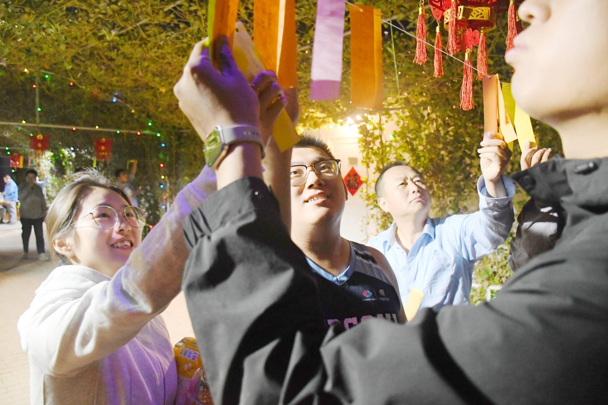 TIEJUN_SAUDI's tweet photo. 🏮 Taiba EPC celebrated the Lantern Festival with sweet dumplings and lantern riddles—sharing tradition, warmth, and stronger team spirit among overseas colleagues.
#TaibaEPC #LanternFestival #TeamSpirit #EmployeeCare #EPC #SaudiArabia #Teamwork #OverseasProjects https://t.co/QfLBhh9KbY