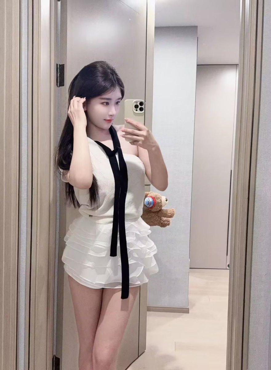 一个朋友带她美国白人男友回国办完婚礼，来见我，我请他们俩吃了顿晚餐。她问我对她男朋友的印象，我说：那么远找一个穷人结婚，难道我们国内找不到穷人了吗？[呲牙][呲牙]