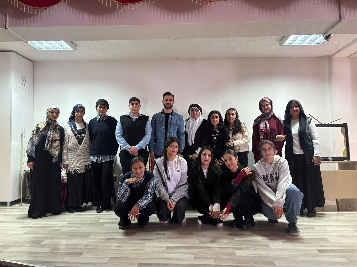 ttsosyalblmler's tweet photo. Ramazan’ın manevi iklimi sahnemizde hayat buldu.
Öğrencilerimizin hazırladığı tiyatro gösterisi; paylaşmanın, iyiliğin ve kardeşliğin önemini bir kez daha hatırlattı.
Emeklerinden dolayı tüm öğrencilerimizi ve öğretmenimiz Yasin Sevim’i kutluyoruz
#maarifinkalbinderamazan https://t.co/5NtybuIB38