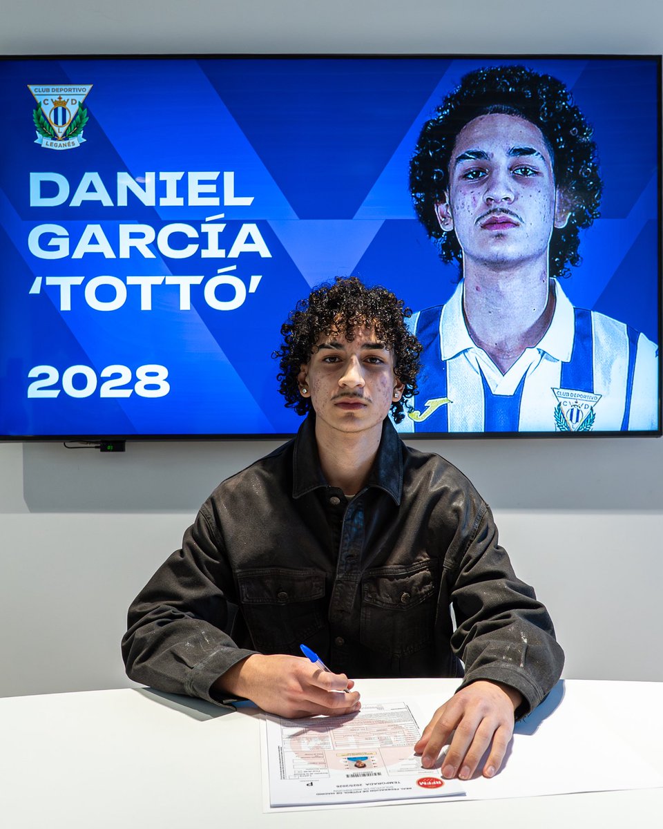 ✍️⚪️🔵 El canterano Daniel García ‘Tottó’ firma su primer contrato profesional con el C.D. Leganés.

#CanteraPepinera ▽