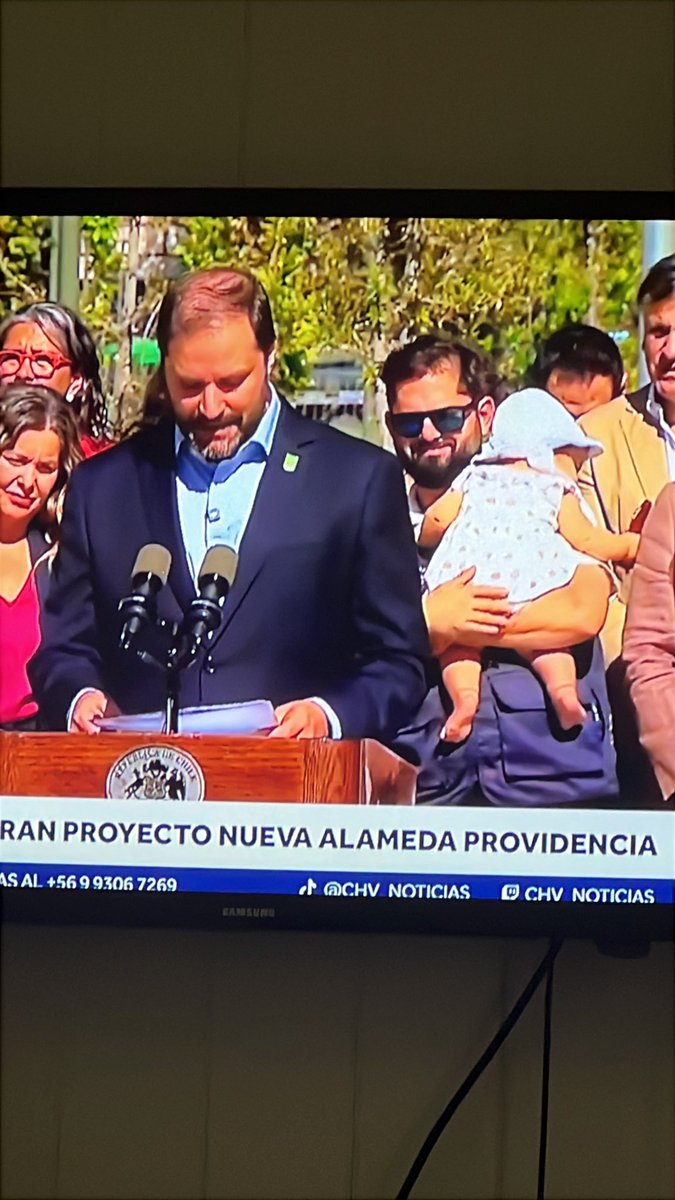 2019hg's tweet photo. El presidente no tiene para pagar alguien que le cuida a su bebé???? O se quiere blindar con ella??? https://t.co/VofZPQQESn