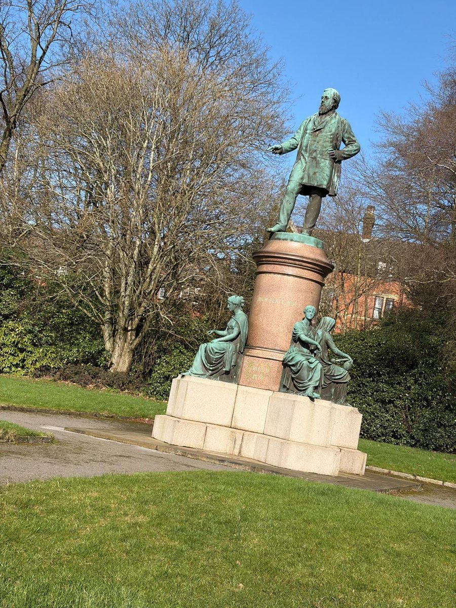 RRR_LUF's tweet image. Sunny Steps 🌼🚶‍♀️  

Project Free have been out in the sunshine for a wellbeing walk in Oldham, with plenty of laughs, chats, and friendships forming along the way.

#Connection #Wellbeing #RedRoseRecovery