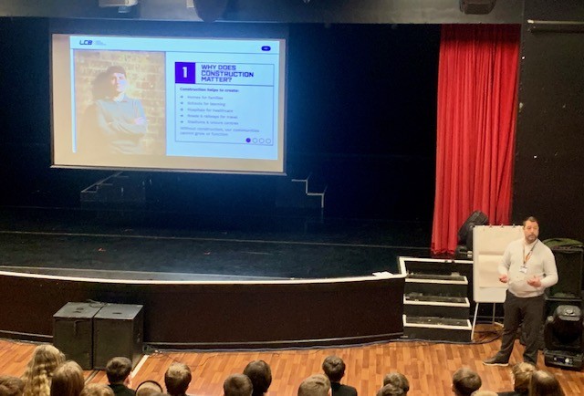 AiredaleAcad's tweet image. 📣 We were pleased to welcome Leeds College of Building, who spoke to our pupils about careers in the construction industry and the importance of working hard for their GCSEs.
Inspiring to see students engaging with future pathways and real-world opportunities! 👷‍♀️📚✨
#GCSEs