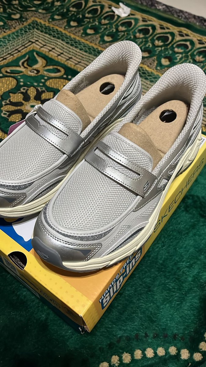 Ceyeee_'s tweet photo. Skechers Slip-Ins Stamina Sport Women’s Training Shoes - Silver Uk.39, Baru banget beli, belum dipake. dijual karena kegedean😭

950K, negoinn ajaa
bisa oren yaa https://t.co/FSLaHbLJnE