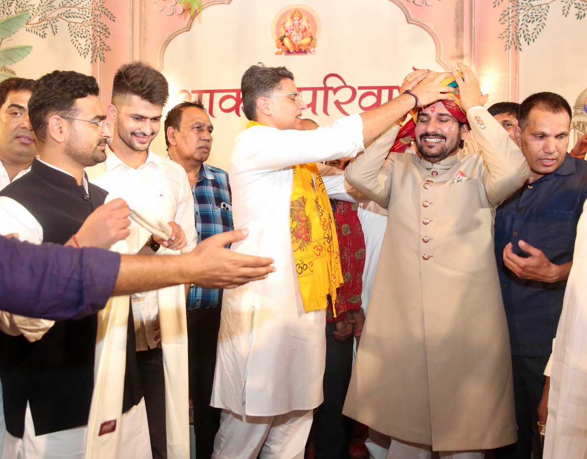 SachinPilot's tweet photo. विधायक @MukeshBhakar_ जी के वैवाहिक समारोह में सम्मिलित होकर उन्हें हार्दिक बधाई एवं शुभकामनाएं दीं। 

मुकेश जी एवं कोमल जी के मंगलमय वैवाहिक जीवन की कामना करता हूँ। ईश्वर उन्हें सदैव खुश रखें तथा उनके नए जीवन में हमेशा सुख-समृद्धि बनाए रखें।

समस्त भाकर परिवार को मेरी शुभकामनाएं।

📍लाडनूं, जिला डीडवाना-कुचामन