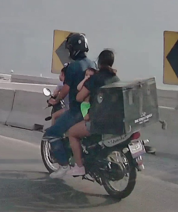 No todos tienen la oportunidad de tener un auto y eso no es garantía de que no te vaya a pasar nada, pero exponer a toda la familia andando en moto y sin ninguna medida de seguridad (salvo el conductor) 😔. Cuídate 🙏
<a href="/MtyFollow/">MtyFollow®</a> <a href="/DashCamMTY/">Dash Cam Monterrey</a> <a href="/LoQuePasaEnNL/">@QuePasaEnNL ®️</a> <a href="/AsiEsMonterrey/">Así Es Monterrey</a>