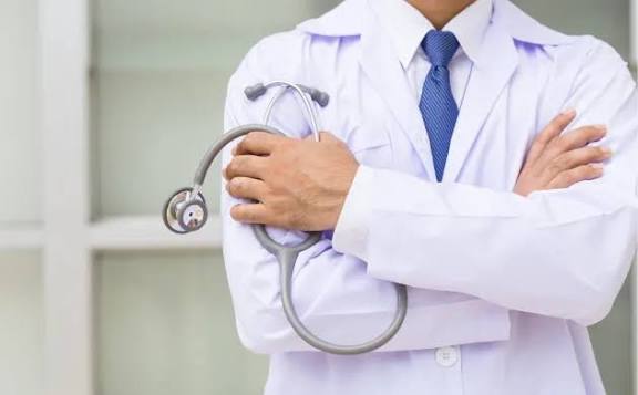 La domanda ormai è semplice: cosa deve fare ancora un medico perché l’Ordine dei Medici intervenga davvero? Offendere pubblicamente chi non si è vaccinato per scelta personale, prendere in giro una ragazza disabile, ironizzare su un collega in coma e rispondere sui social con