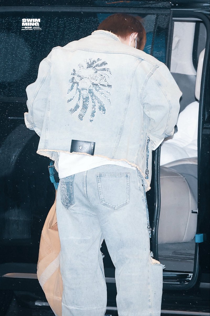 SWIMMING🦦 tweet media