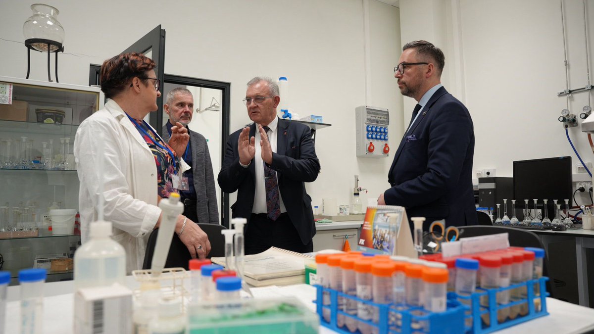 MNiSW_GOV__PL's tweet photo. Nowoczesna i funkcjonalna infrastruktura uczelniana. 🔭🧬

Minister @MarcinKulasek odwiedził laboratoria kompleksu Alchemium na @p_lodz_pl, które łączą naukę z nowoczesną architekturą i technologią. 

👀 To tutaj mieści się 126 laboratoriów dydaktycznych i naukowych o łącznej powierzchni niemal 5,5 tys. m2

Obiekt został zaprojektowany z myślą o studentach, naukowcach i startupach technologicznych, tworząc komfortowe środowisko do nauki oraz pracy.

Dziękujemy za zaproszenie! 🤝