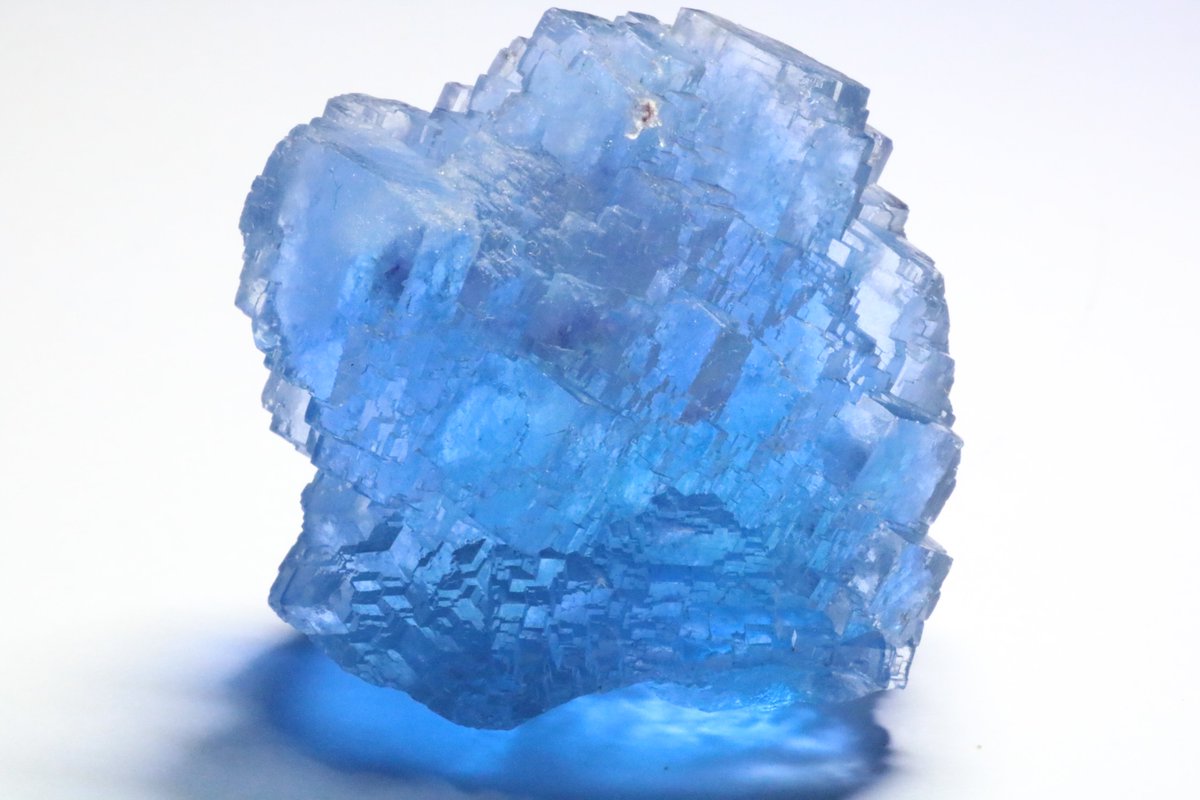 スカイブルーが美しいブルーフローライト。