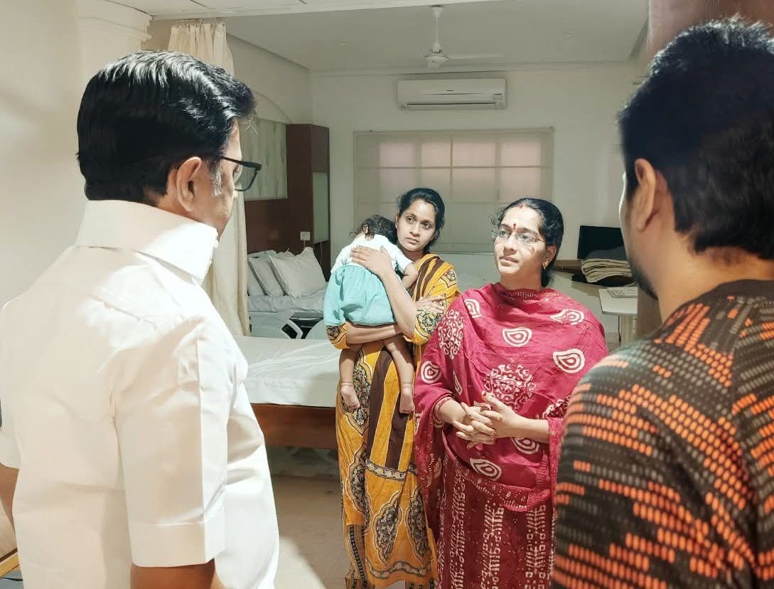 எச் ராஜாவை இரண்டு முறை நேரில் சென்று நலம் விசாரித்த ஸ்டாலின்
ஜாதிவெறி வன்முறைக்கு உள்ளான நாங்குநேரி + இடைக்காட்டூர் அட்டவணை ஜாதி மக்களை போய் பார்ப்பாரா?

நாங்குநேரி + இடைக்காட்டூர் மக்களுக்கு முதுகுநூல் அதாவது பூணூல் இல்லை. ஏன் போகனும்னு நினைக்குறாரோ என்னவோ..?