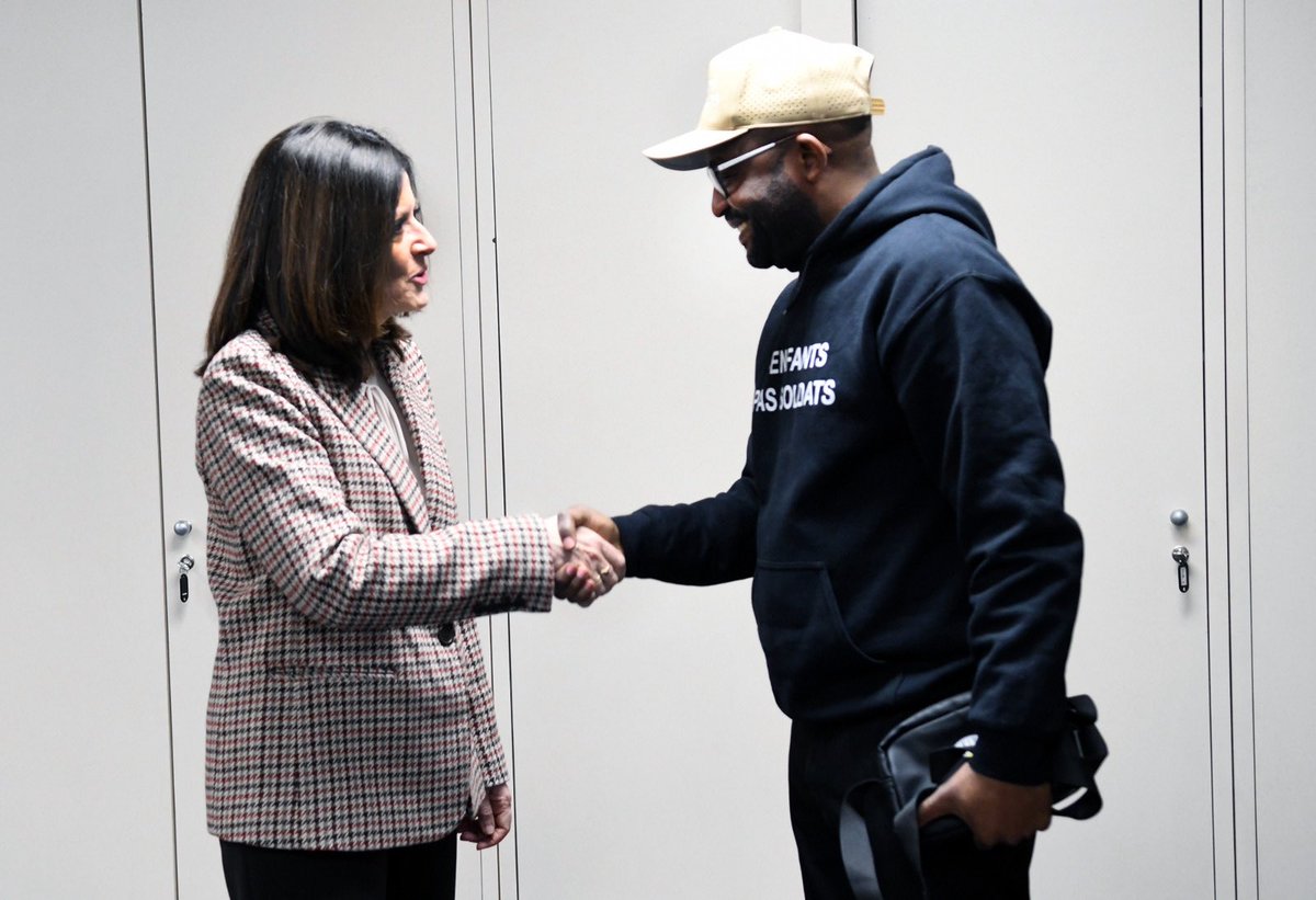 ImmaTorFaus's tweet photo. Després de la seva trobada amb @XavierEspot, he rebut l’ex-infant soldat Junior Nzita Nsuami per aprofundir aspectes tècnics de cooperació i ajuda. Li he reierat la voluntat de continuar les aliances internacionals d’#Andorra en favor dels infants. 🤝🌎 https://t.co/Stn3PPWgDx