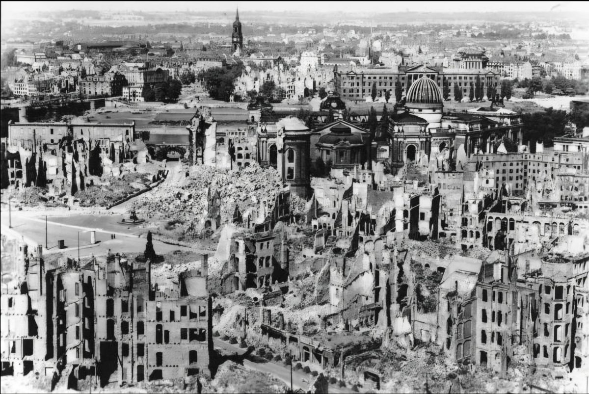 Dünyada son birkaç yıldaki gelişmeler artık hiçbir değer ve kuralın kalmadığını açıkça gösteriyor. Her millet ve devletin başına ne geleceğinin belli olmadığı bir döneme giriyoruz.  Bundan sonra iyi strateji izleyip, dengeli gidebilen, güvenilir müttefiklere sahip,  savaş