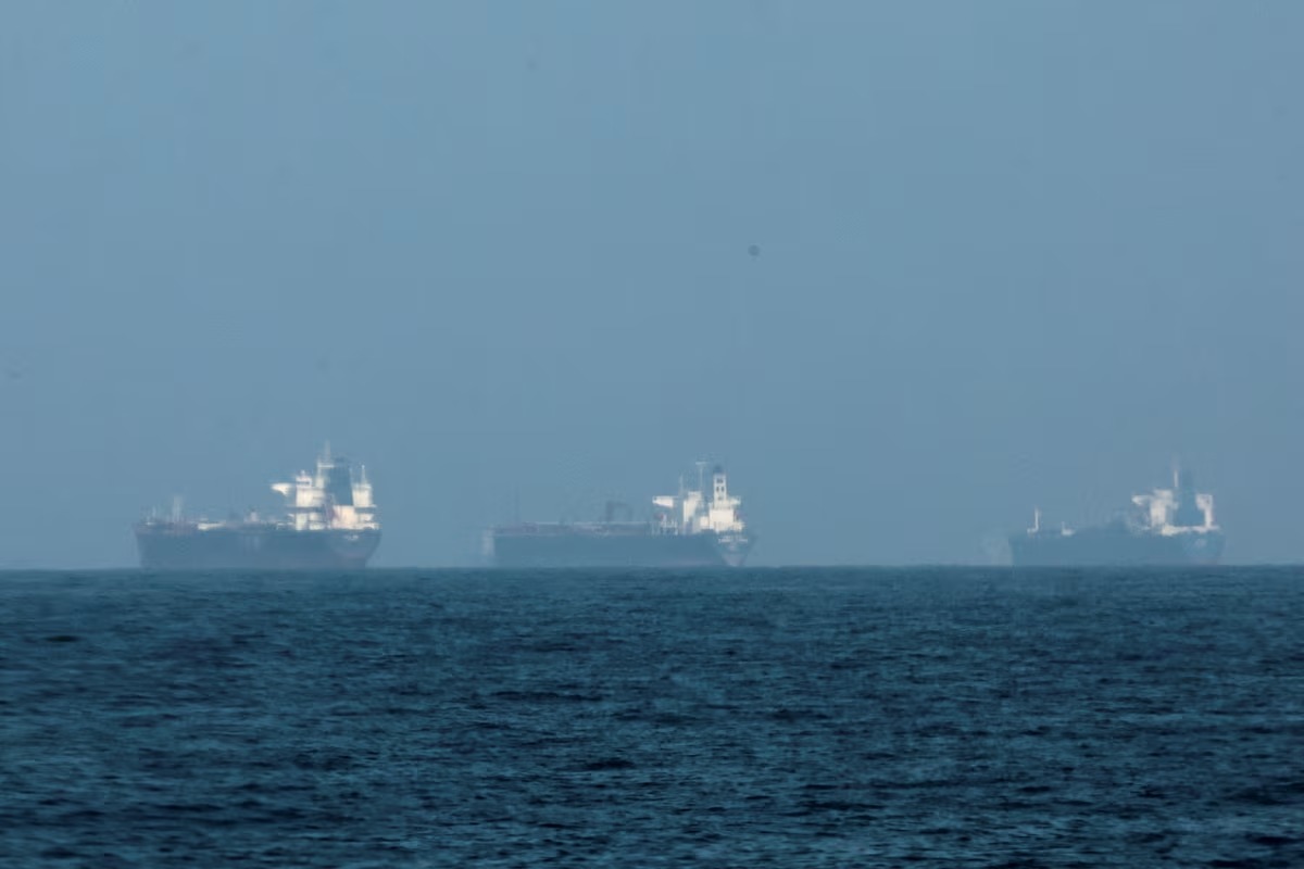 🚨🇮🇷🇰🇼 Iran just attacked a tanker anchored off Kuwait.

Small craft approached, large explosion on the port side, then disappeared.

The IRGC is claiming it was an American oil tanker.

150 ships are already stranded across the region. Now Iran is hunting the ones at anchor.
