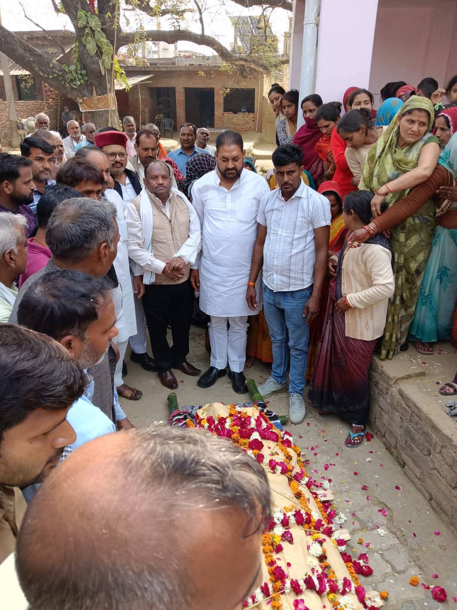 श्री भोला यादव जी ग्राम प्रधान दोहरी की माता जी का देहावसान हो गया था l अन्तिम यात्रा में पहुँचकर अपनी शोक संवेदना व्यक्त किया l

प्रभु माता जी की आत्मा को शान्ति एवं परिजनों को सम्बल प्रदान करें l

#विनम्र_श्रद्धांजलि 💐

#मेरी_जनता_मेरा_परिवार 
#आपका_आर०_पी०_यादव