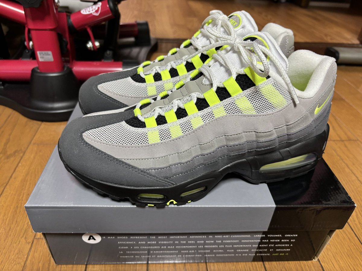 junchin16's tweet photo. エアマックス95 ネオン (イエローグラデ)店舗の営業時間内にギリ間に合いそうだから取りに行ってきた！ https://t.co/cf9q9WW0tJ