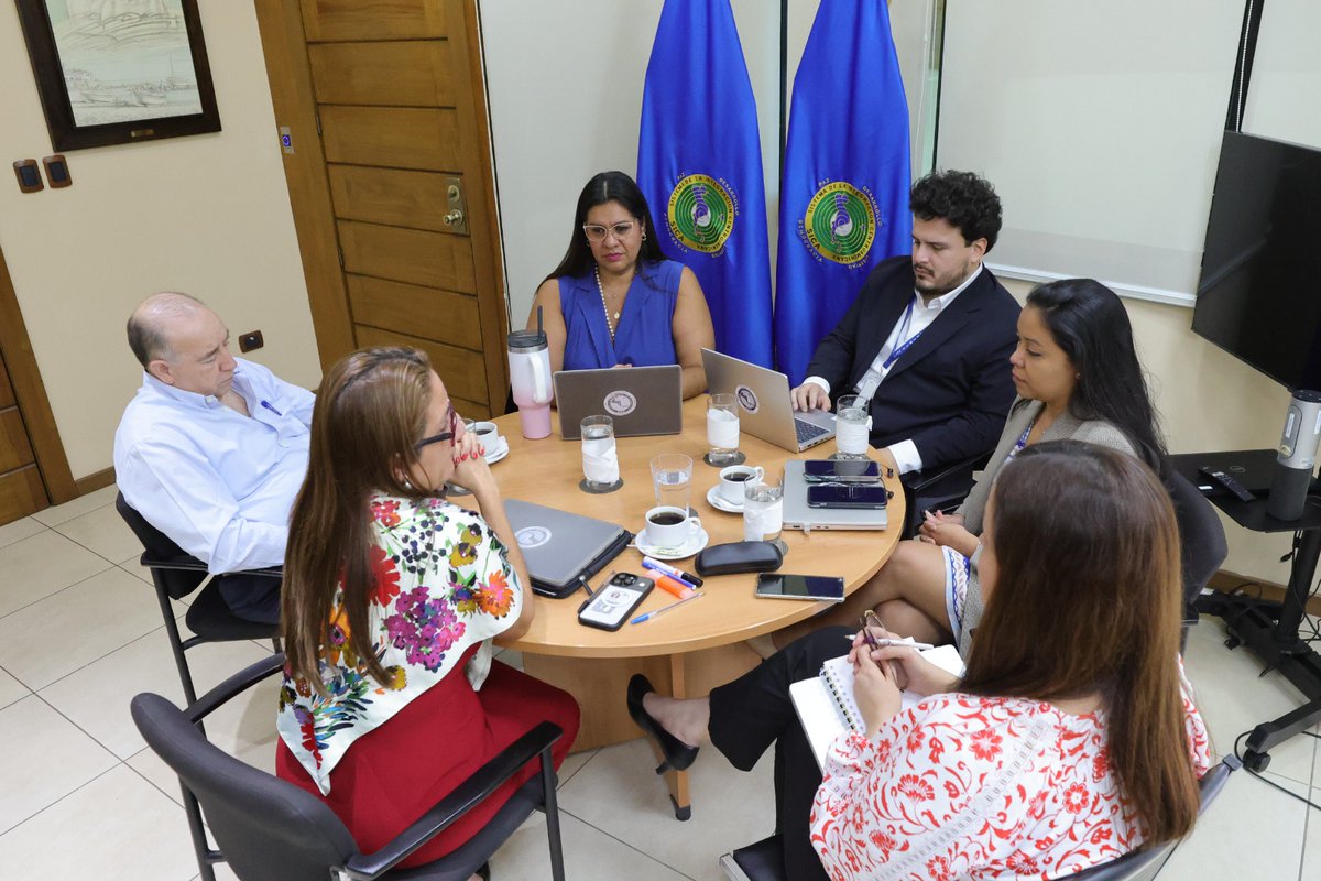 sg_sica's tweet photo. Promovimos un espacio de trabajo conjunto con el equipo directivo de la SG-SICA con el fin de coordinar de forma efectiva diversas iniciativas e identificar escenarios que faciliten el trabajo y la visibilidad alrededor de apuestas  y proyectos intersectoriales con las instancias del Sistema. 

La Secretaría General continúa facilitando espacios colaborativos para el fortalecimientos de su rol y brindar un acompañamiento efectivo a la institucionalidad del SICA y los Socios Cooperantes. 

#GestiónPorResultados #TrabajamosJuntos #IntegraciónRegional