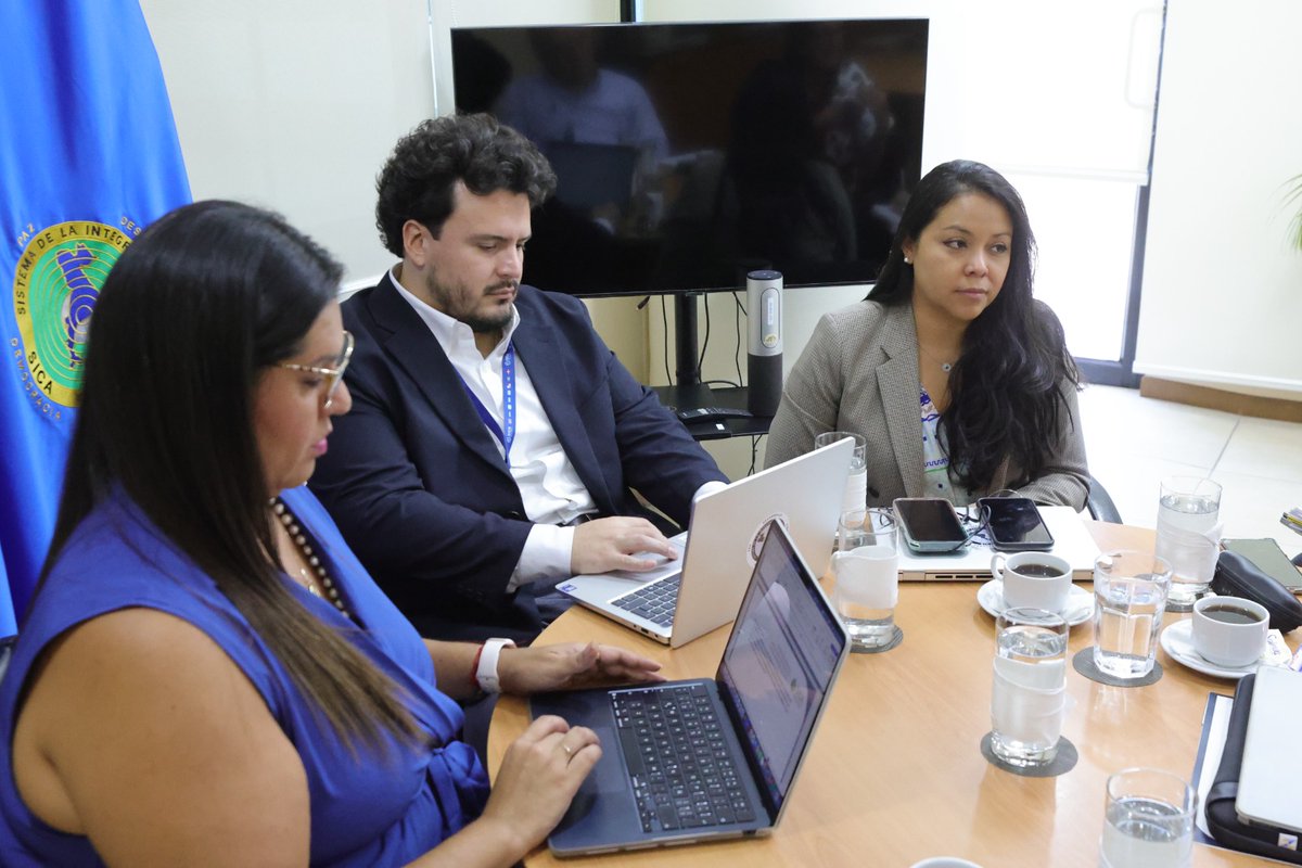 sg_sica's tweet photo. Promovimos un espacio de trabajo conjunto con el equipo directivo de la SG-SICA con el fin de coordinar de forma efectiva diversas iniciativas e identificar escenarios que faciliten el trabajo y la visibilidad alrededor de apuestas  y proyectos intersectoriales con las instancias del Sistema. 

La Secretaría General continúa facilitando espacios colaborativos para el fortalecimientos de su rol y brindar un acompañamiento efectivo a la institucionalidad del SICA y los Socios Cooperantes. 

#GestiónPorResultados #TrabajamosJuntos #IntegraciónRegional
