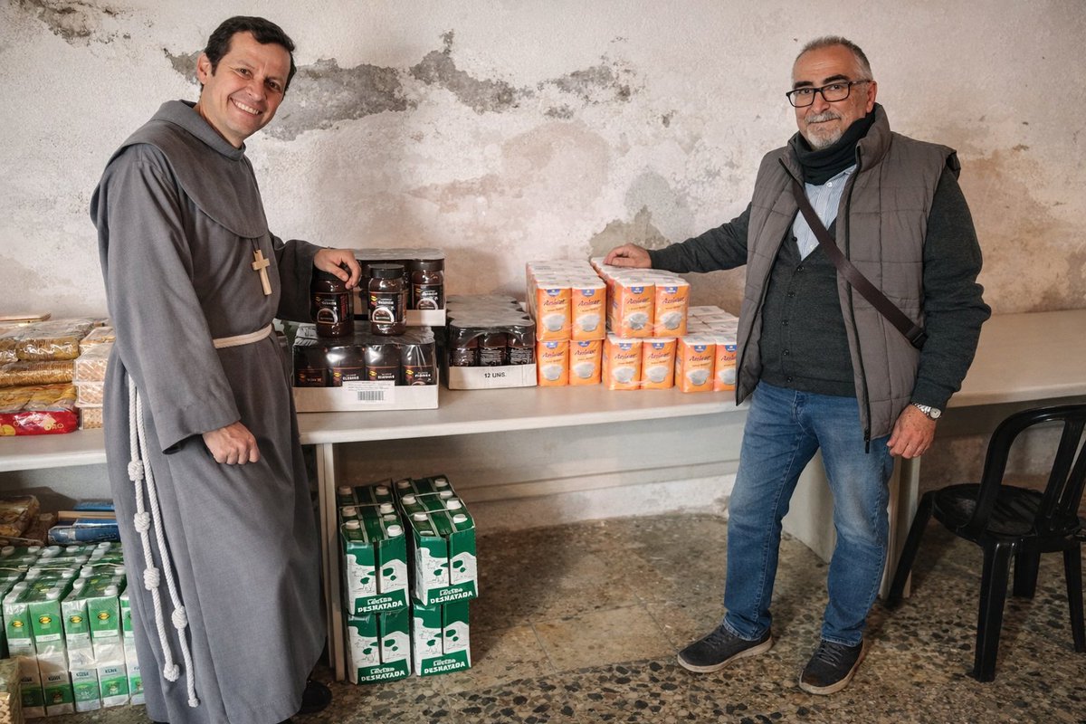 🟤⚪️🟤 CARIDAD | En el día de hoy, nuestro Diputado de Caridad ha hecho entrega a los Hermanos de la Cruz Blanca de nuestra aportación de café soluble y azúcar, destinada a ayudar a los más necesitados.
