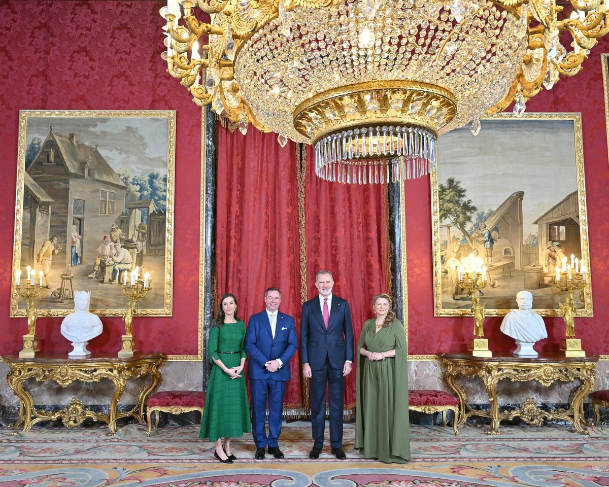 PatrimNacional's tweet photo. 👑 Sus Altezas Reales los Grandes Duques de Luxemburgo Guillermo V y Stéphanie han realizado su Visita Oficial de presentación a España.

Recibidos con honores en el #PalacioReal de Madrid por SS. MM. don Felipe y doña Letizia, y con un encuentro entre ambas delegaciones 🇱🇺🇪🇸 https://t.co/R59r2QVUeN