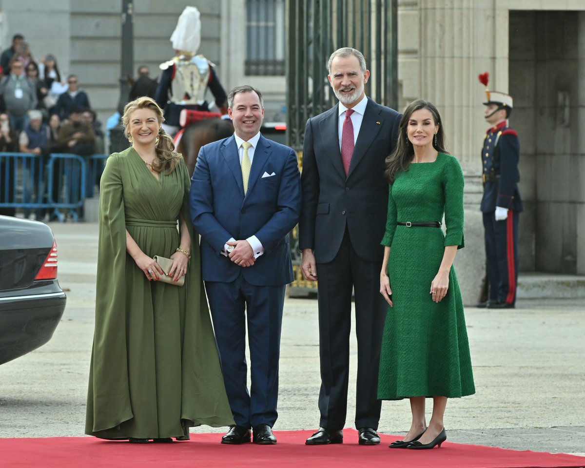PatrimNacional's tweet photo. 👑 Sus Altezas Reales los Grandes Duques de Luxemburgo Guillermo V y Stéphanie han realizado su Visita Oficial de presentación a España.

Recibidos con honores en el #PalacioReal de Madrid por SS. MM. don Felipe y doña Letizia, y con un encuentro entre ambas delegaciones 🇱🇺🇪🇸 https://t.co/R59r2QVUeN