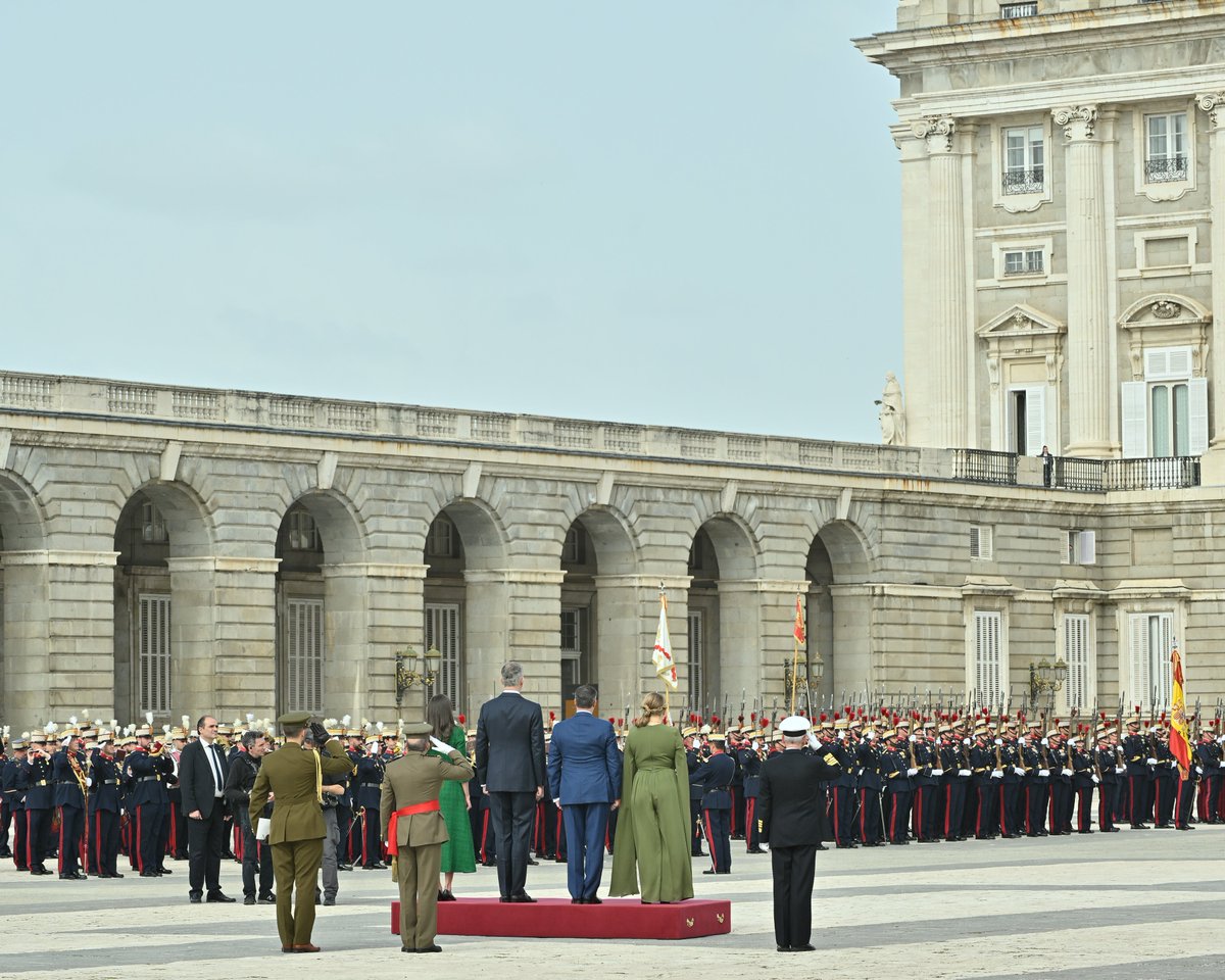 PatrimNacional's tweet photo. 👑 Sus Altezas Reales los Grandes Duques de Luxemburgo Guillermo V y Stéphanie han realizado su Visita Oficial de presentación a España.

Recibidos con honores en el #PalacioReal de Madrid por SS. MM. don Felipe y doña Letizia, y con un encuentro entre ambas delegaciones 🇱🇺🇪🇸 https://t.co/R59r2QVUeN