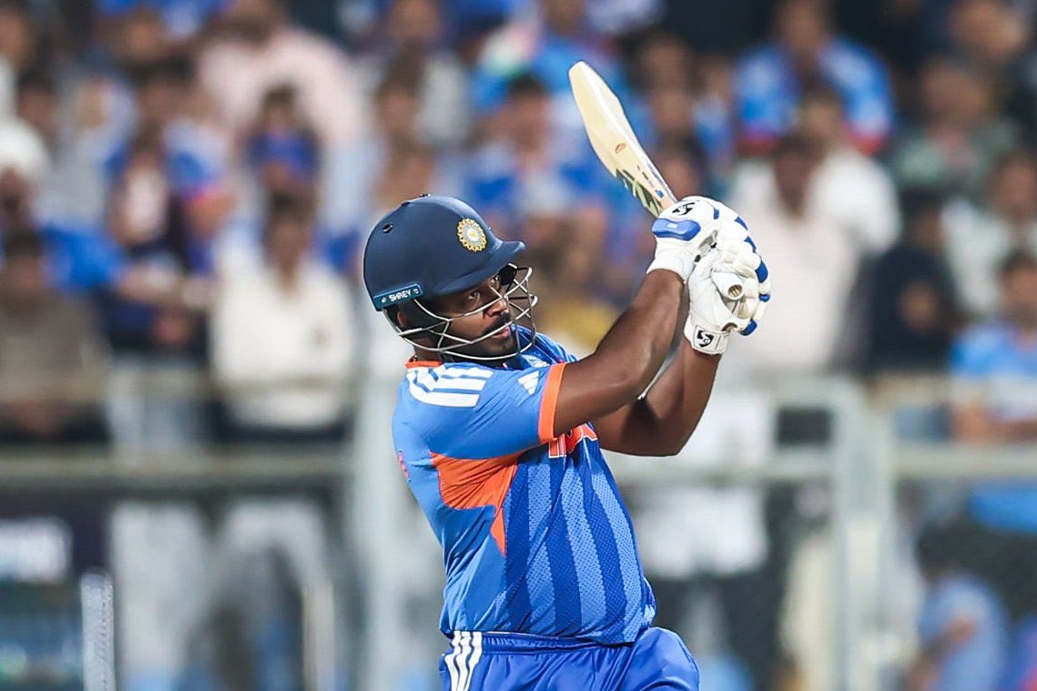 CskTrophyHunt26's tweet photo. Fifty in the semi-final ❤️❤️ Sanju Samson cooking today 🔥

The entire Wankhede Stadium chanting  SANJU… SANJU… SANJU…😍
 #SanjuSamson #INDvsENG #BleedBlue #WorldCupSemis https://t.co/ZSDlNl9Ilx