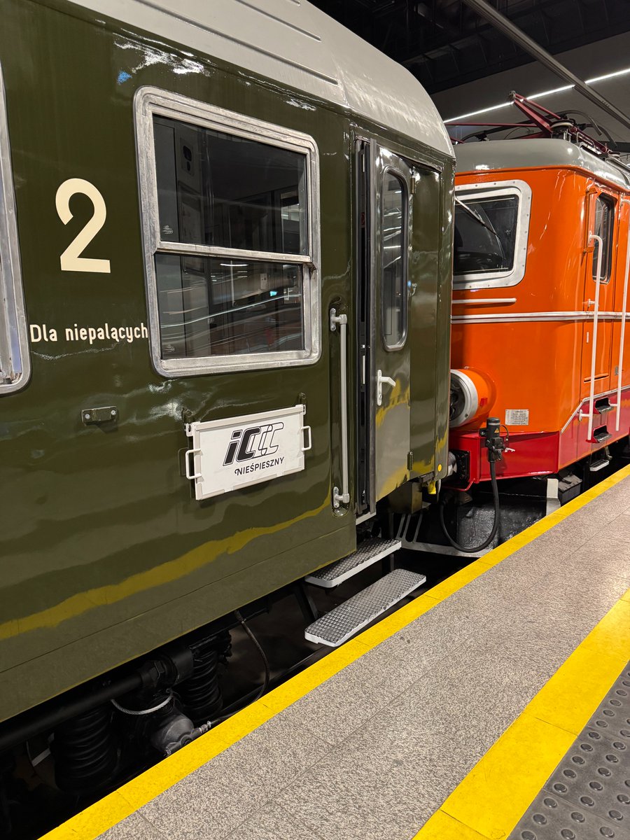 PKPIntercityPDP's tweet photo. 🚆Podróż, w której nie liczy się pośpiech
PKP Intercity uruchamia Nieśpieszny (ICN) – wyjątkowy pociąg inspirowany podróżami z lat 80. Lokomotywa w barwach historycznych, klasyczne wagony i klimat dawnych przejazdów. ✨

Pierwszy kurs: 17 kwietnia 2026 r.
Sprzedaż biletów ruszy w drugiej połowie marca.
👉 Szczegóły: https://t.co/GhNXkRdWWu

@J_Malinowski @DariuszKlimczak @PiotrMalepszak @MI_GOV_PL 
#PKPIntercity #Nieśpieszny #Kolej 🚄