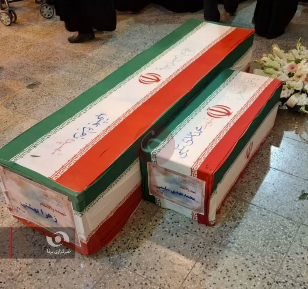 🔴 پیکر شهید ۱۸ ماهه همراه با مادرش در بهشت زهرا(س) تهران.اینها نامشون شهیده..‌‌شهید.
#تا_پای_جان_برای_ایران 
#دیار_همدلی