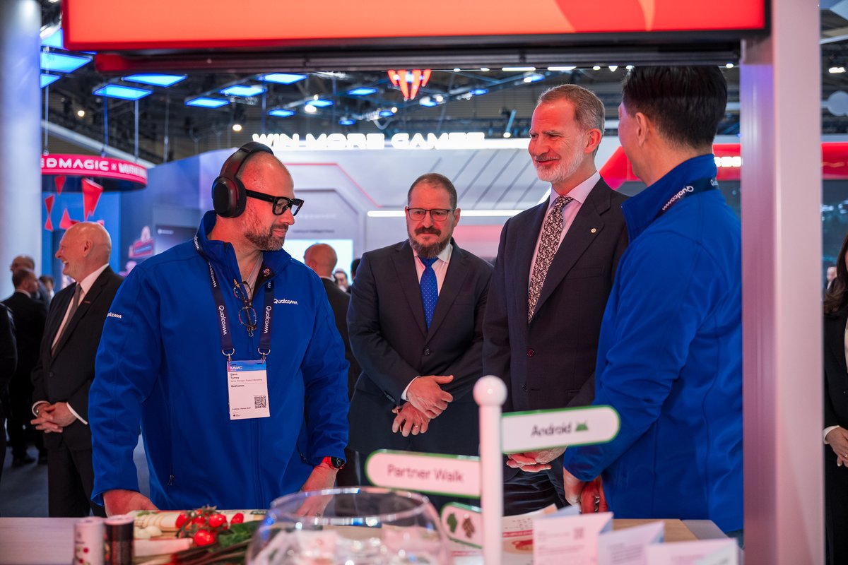 Razer's tweet image. A special moment from the @Qualcomm booth at MWC Barcelona. We had the honor of welcoming King Felipe VI of Spain to experience Project Motoko, our AI-native wearable concept powered by @Snapdragon.
 
#MWC26 #Razer #Snapdragon #ProjectMotoko