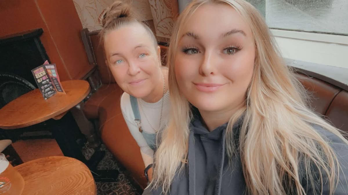 MissJessiccca's tweet photo. Drink with my gal
we want jugs and shots 💋 
@rtfindom 

Wetherspoons
The moon under water Wigan
 Table 115 https://t.co/QOIIuuVOCE