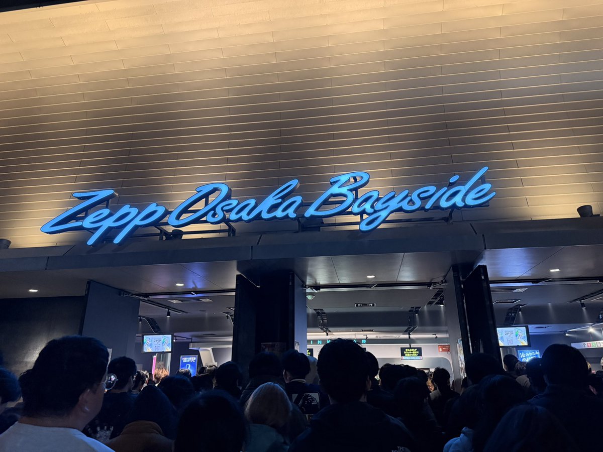 KenMinori's tweet photo. tuki.のZeppOsakaのライブいってきました❗️
歌声はほんとに素晴らしくどの曲も生歌はすごい、美しい！の一言でした。
照明の加減で顔がわかるようなわからないような絶妙な照明演出も他のライブにはない素晴らしい技術だった。
Zeppはとにかく距離が近い❗️
tuki.最高😉

#tuki. #承認欲求爆発 https://t.co/8XsTDOM1qF