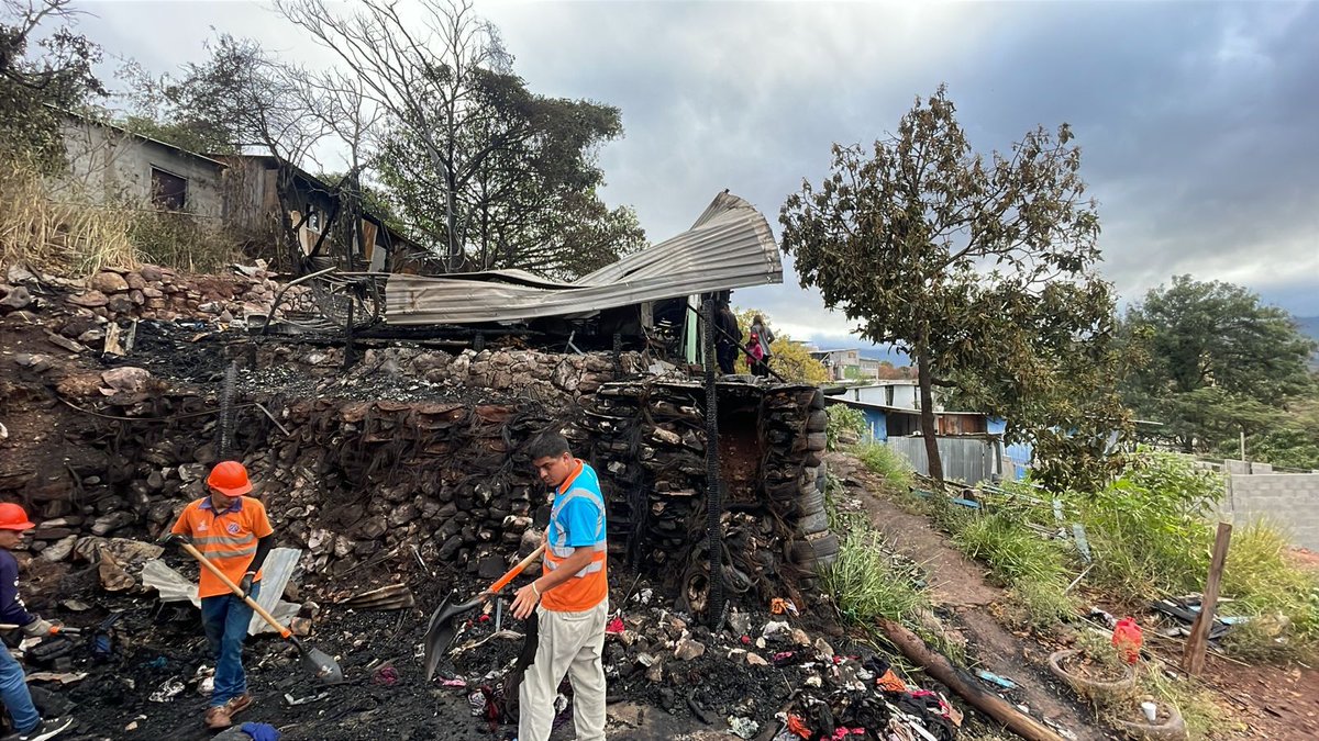 Desde temprano, junto a COPECO y al equipo de la AMDC, estamos en el lugar ayudando a limpiar los escombros que dejó el incendio de anoche en la colonia Suazo Córdova. 

Nuestro corazón está con las familias que lo perdieron todo. No los vamos a dejar solos: vamos a acompañarlos